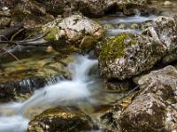 Bachkaskade zwischen Felsblöcken